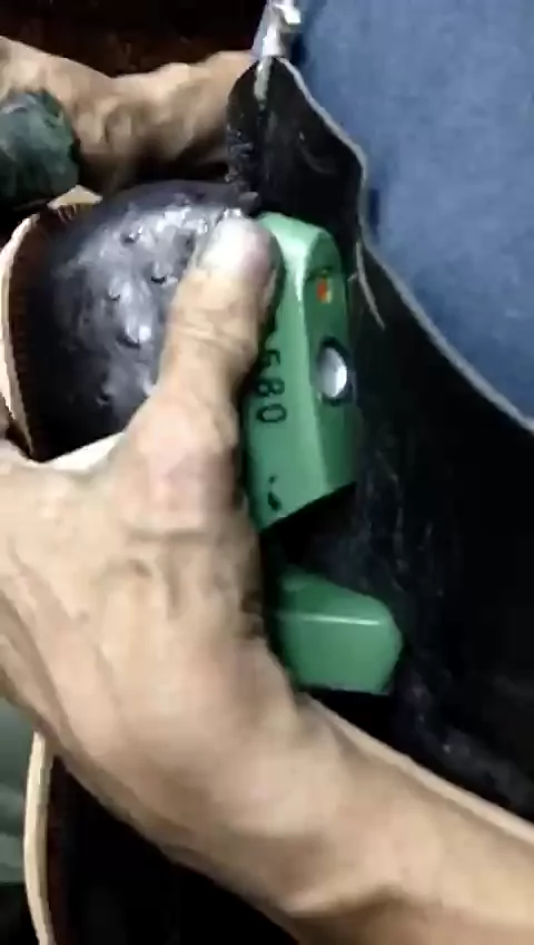 Finition. Montage main, tranche teintée, polissage et contrôle atelier.