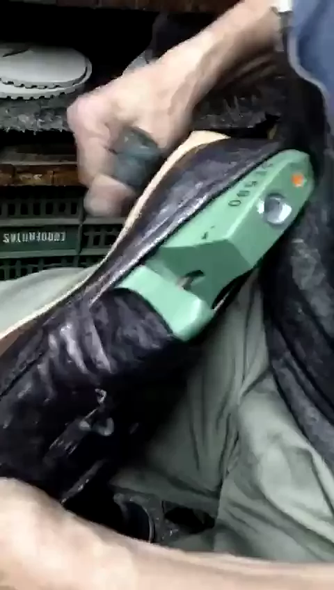 Finition. Montage main, tranche teintée, polissage et contrôle atelier.