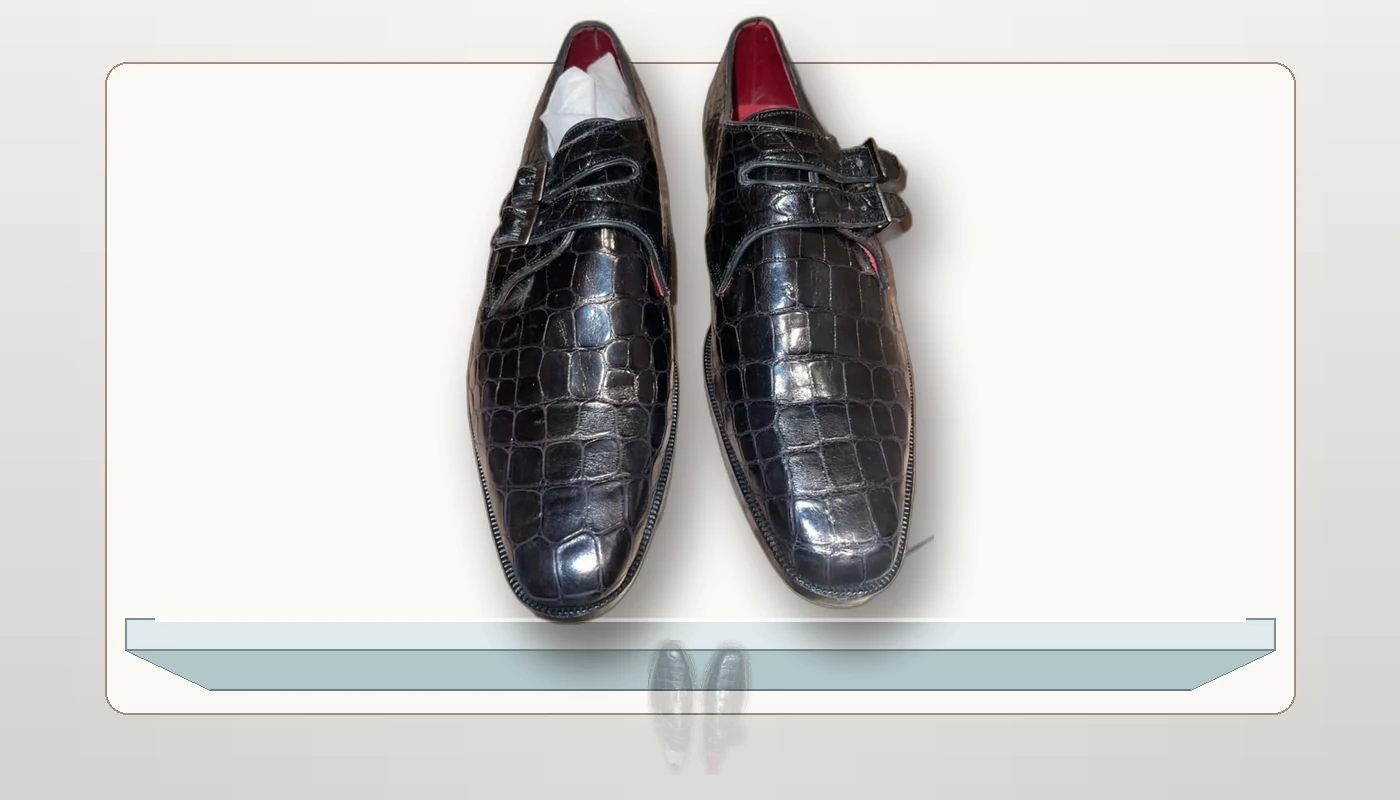 Double Boucle Onyx Porosus — Soulier à double boucle en crocodile porosus noir, doublure rouge et semelle cousue main.