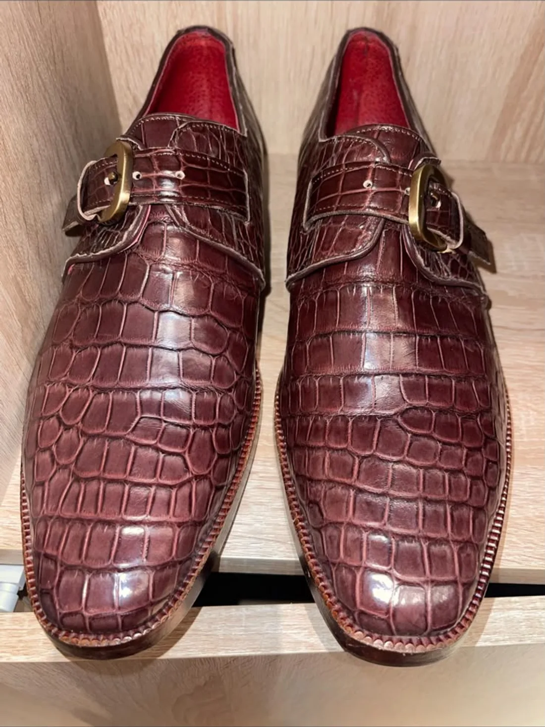 Simple Boucle Acajou Porosus — Soulier à simple boucle en crocodile porosus acajou, boucle laiton et semelle cuir naturel.